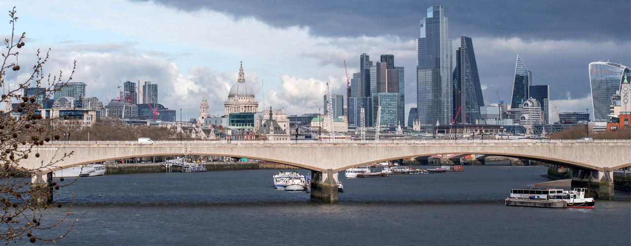 Blackfriars Bridge over River Thames, with London landmarks in background including Walkie Talkie building, The Shard and St. Paul&#039;s Cathedral