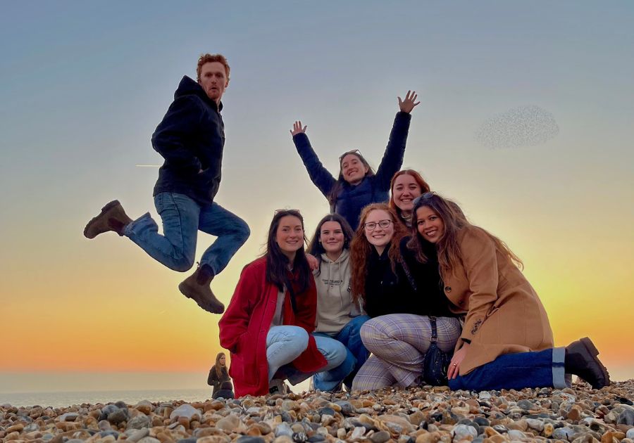 Students' group photo on the beach of Brighton, photo by Daniela Morales
