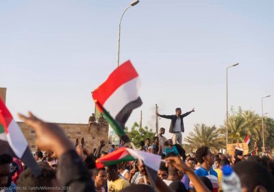Protestors near army HQ in Khartoum. Credit: M. Saleh/Wikimedia