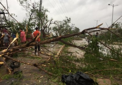 people looking at damage from cyclone fani in odisha