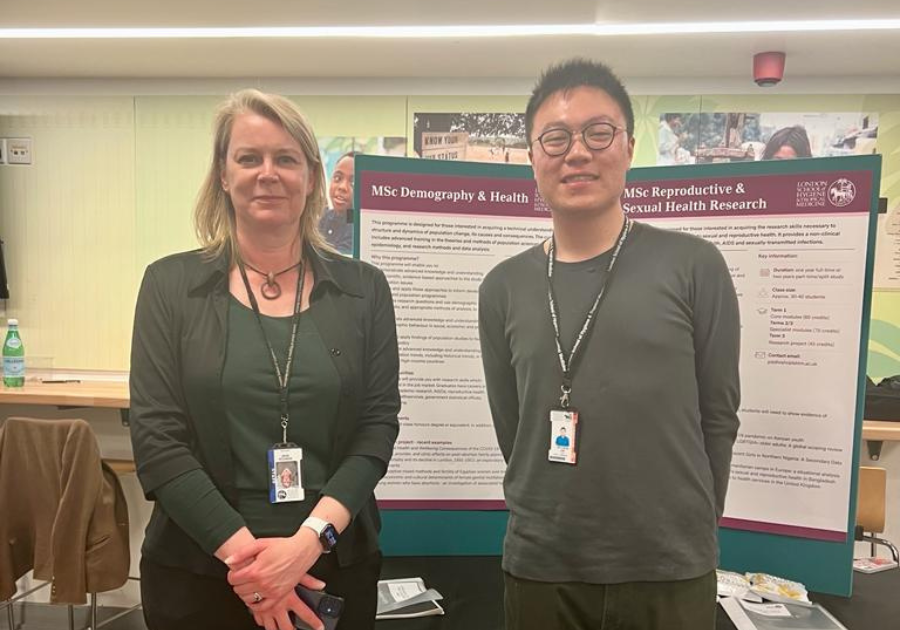 Alan Lim with Rebecca Sear at LSHTM Open Evening 2023, photo by Alan Lim