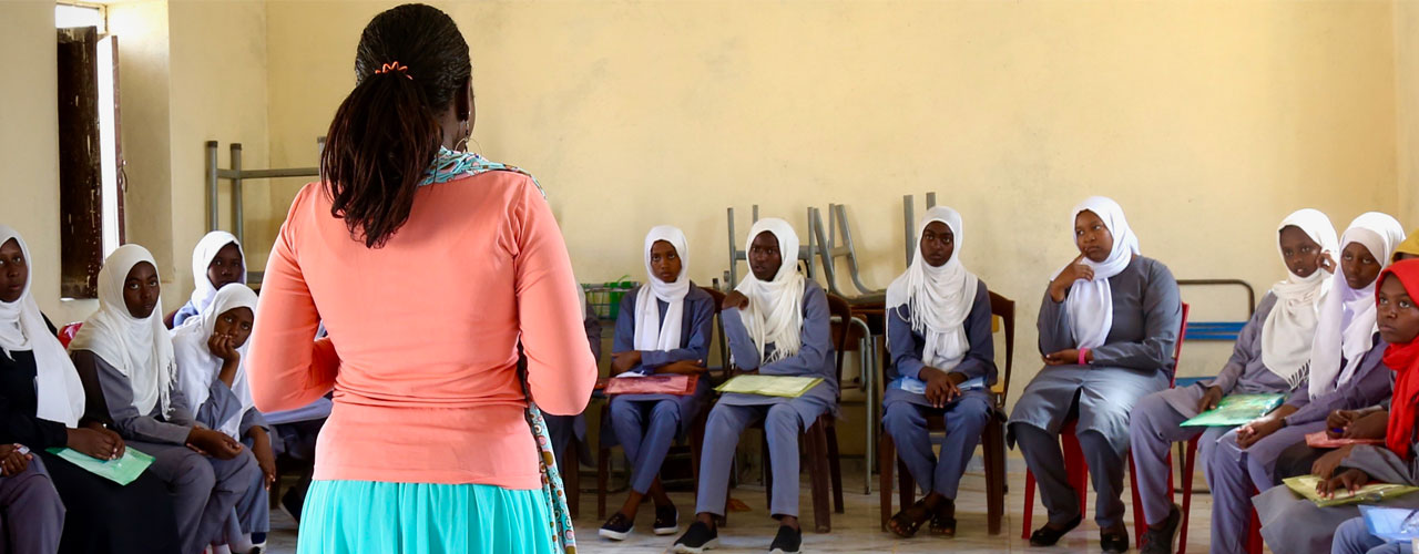 A female Y-PEER volunteer coaching a group of schoolgirls. Credit: Y-PEER Sudan