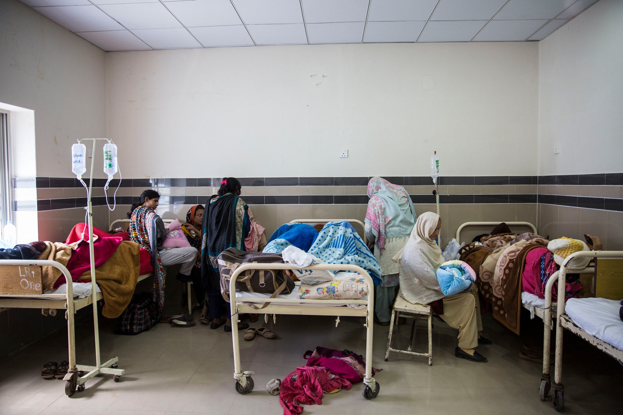 Patients and their relatives at the high-risk postnatal ward at Holy Family Hospital, Rawalpindi. Saiyna Bashir © Wellcome Trust