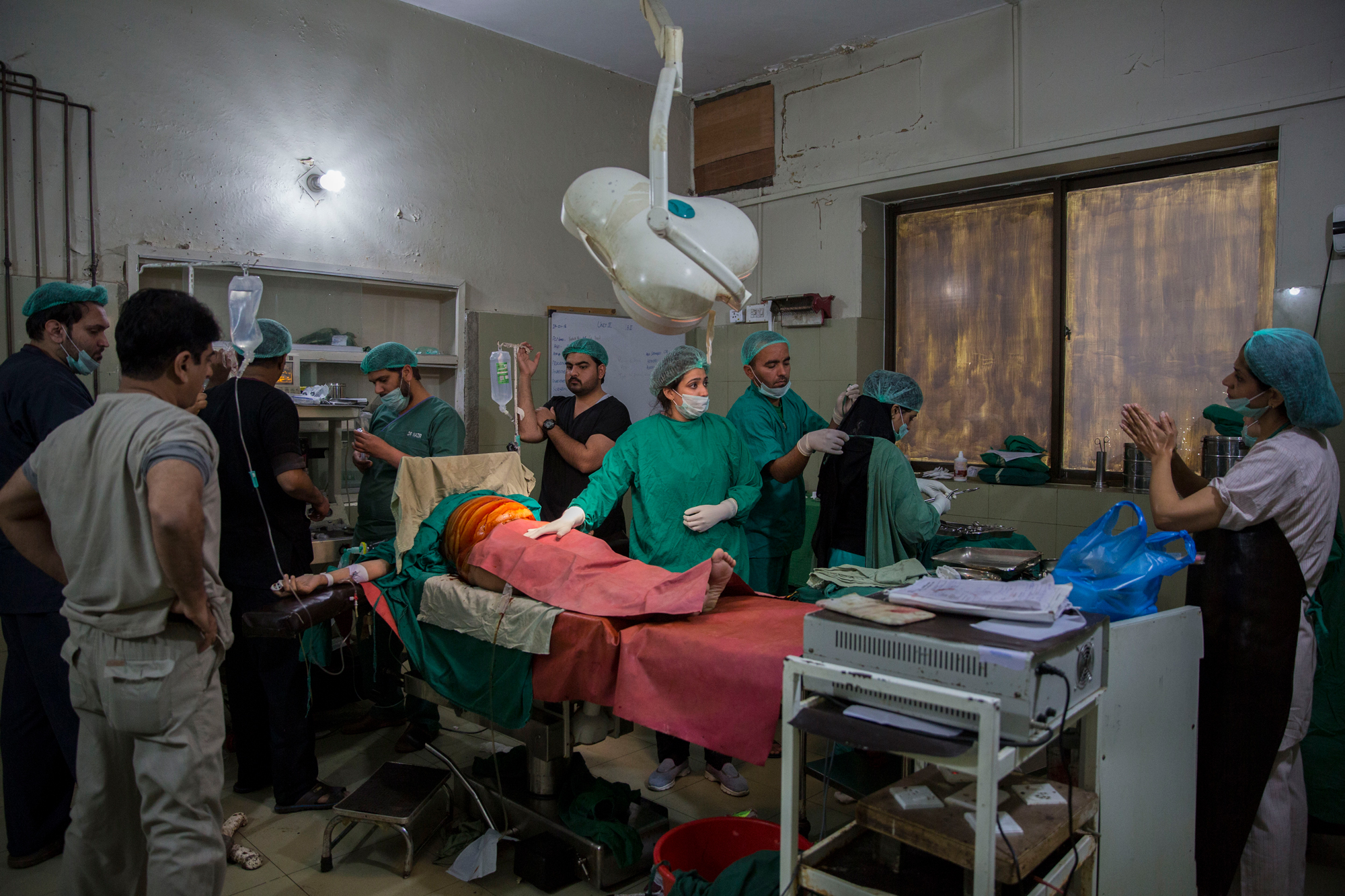 Dr Sadia Khan, with her team of doctors and technicians, preparing for a C-section on a woman who is at risk of postpartum haemorrhaging. They have arranged for tranexamic acid and blood for transfusion to be ready in the operation theatre. Holy Family Hospital, Rawalpindi. Saiyna Bashir © Wellcome Trust