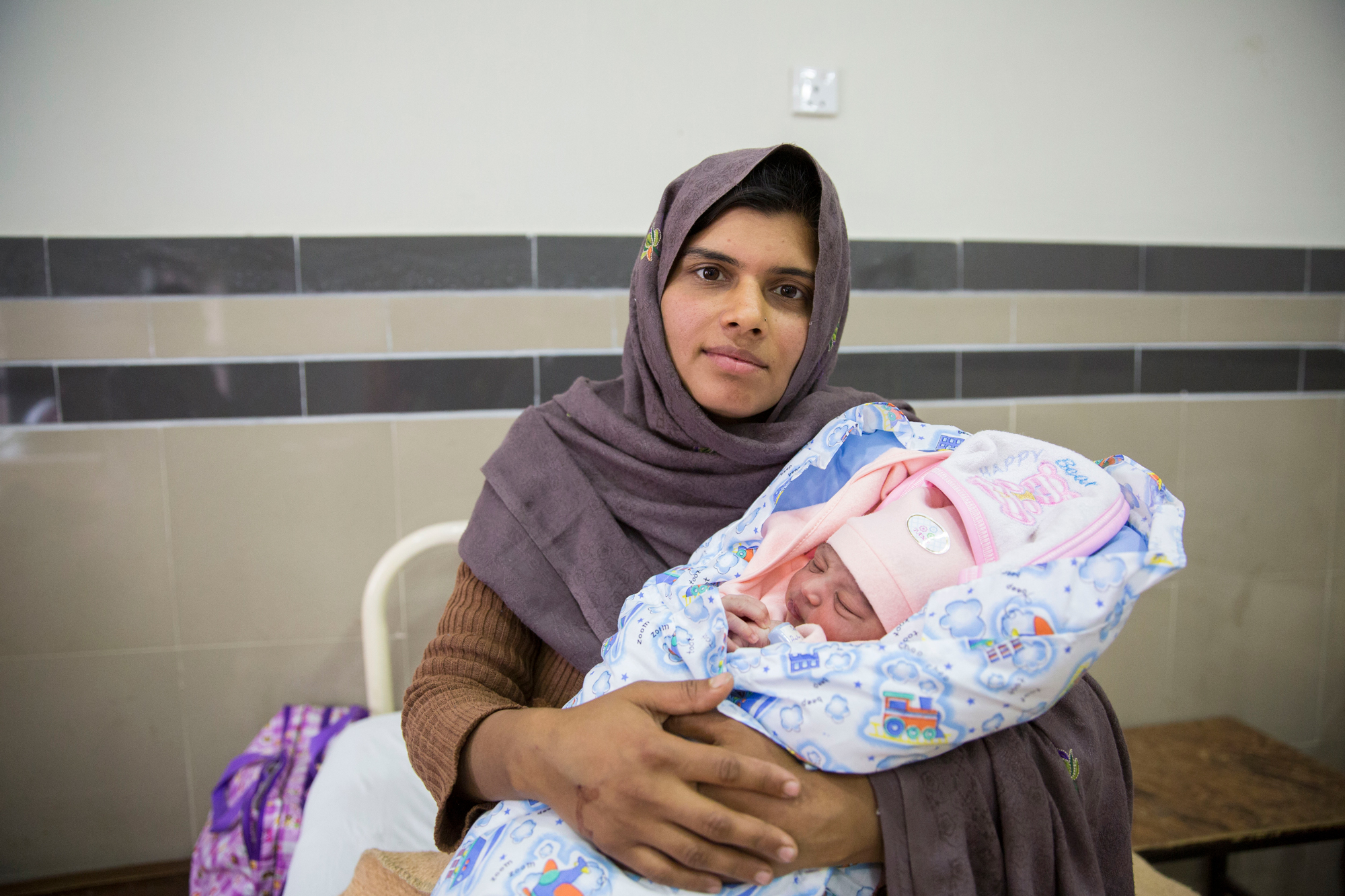 A mother with her newborn baby at the high dependency unit a few hours after her delivery. Holy Family Hospital, Rawalpindi. Saiyna Bashir © Wellcome Trust