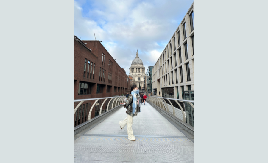 Jihee Lee on the Millennium Bridge.