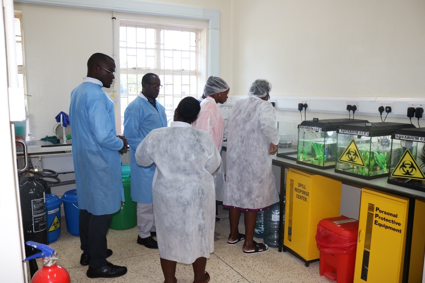 Delegates from Vector Control Division touring the Unit snail laboratory