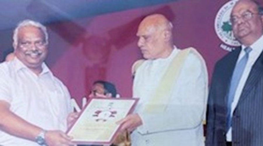 Dr Kuganantham receiving the Lifetime Achievement Award from then Governor of Tamil Nadu, Dr Rosaiah
