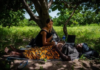 Dr Ana Bonell monitor’s the umbilical blood flow between Binter and her child, Keneba, The Gambia.