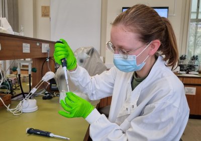 LSHTM student Bronwyn in a lab