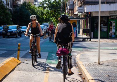 Cyclists using bike lanes established as part of the “Más bicis, menos emisiones” programme in Buenos Aires, Argentina (image credit: city of Buenos Aires)