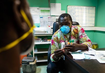 Mustapha Bah, Nurse Field Assistant, explains the next steps in a patient’s treatment, Fajara, MRC Unit The Gambia at LSHTM. 