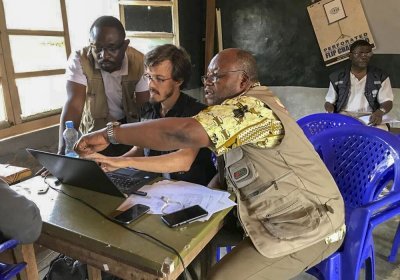 Caption: Olivier le Polain speaks with health workers on Ebola response in DRC. Credit: WHO