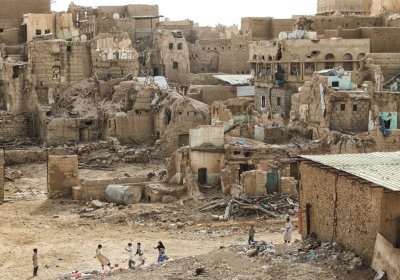  Saada. A group of children play football against a backdrop of destroyed houses. The northern governorate has witnessed several episodes of violence since 2006 that left behind immense destruction. © ICRC / Karrar al-Moayyad