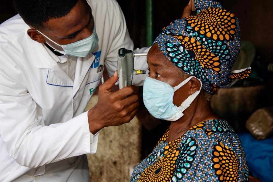 Testing intraocular pressure during community screening. Credit: NIGERIA ©  Gideon Okorie CC BY-NC-SA 2.0