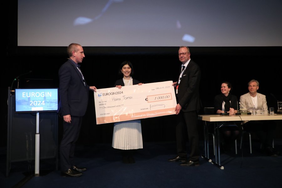 Hana Tomoi receiving the prize 