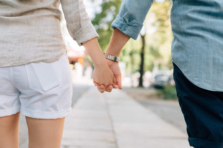 Holding hands. Credit: Pixabay