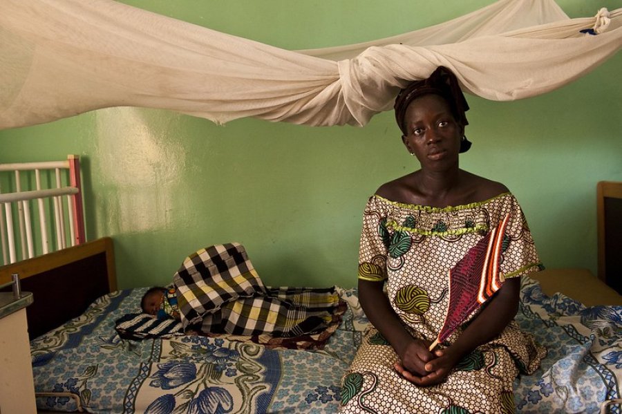 A woman and her newborn in the maternity ward of the health post in Bicole, western central Senegal. Photo: Arne Hoel / World Bank