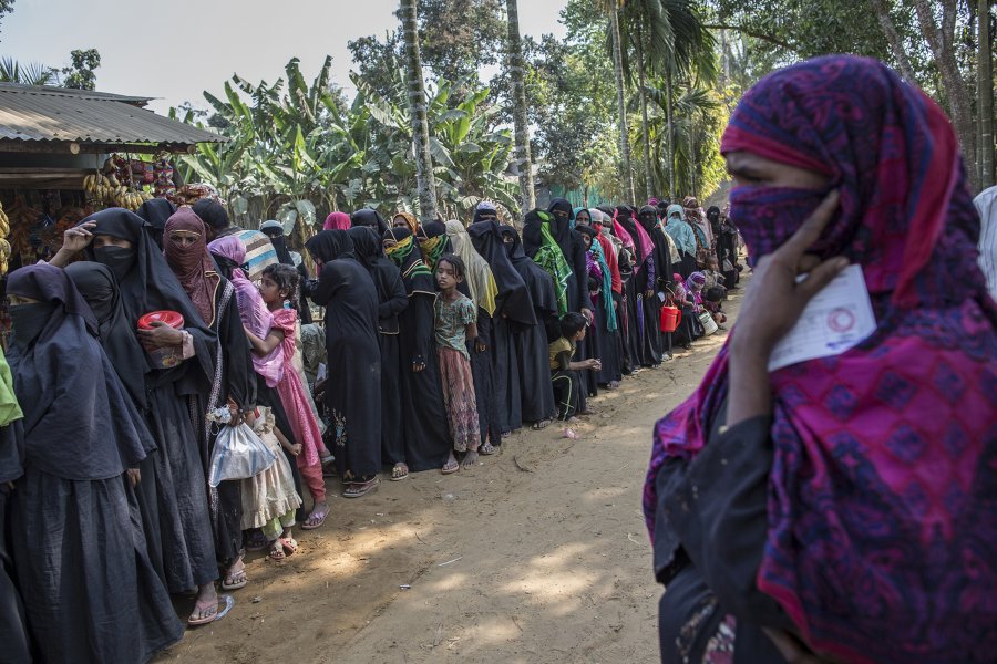 Rohingya refugees from Myanmar in Bangladesh where women and children are in a large queue. Photo credit: Probal Rashid, courtesy of Photoshare 