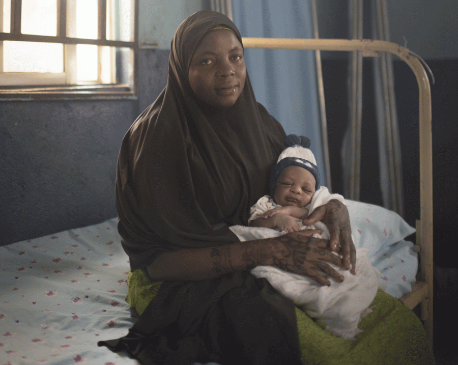 Shafaatu Ayuba, 30, holds her newborn son in an urban area on the outskirts of Abuja, Nigeria. Credit: Pieter ten Hoopen/LSHTM