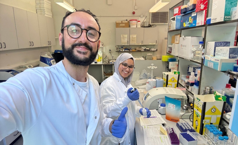 Medical Parasitology & Entomology students at LSHTM teaching lab.