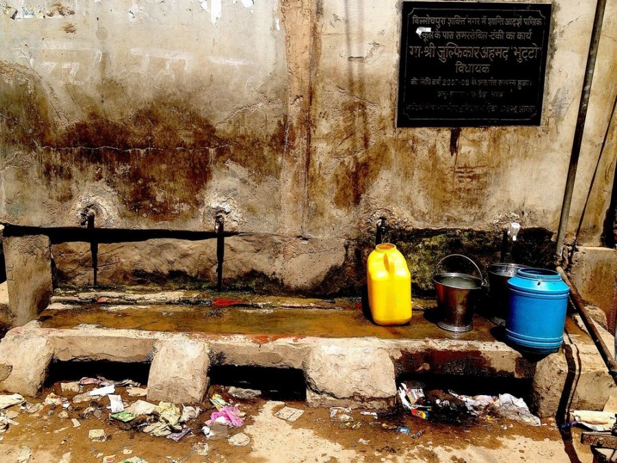 Image: Water point in Indian slum