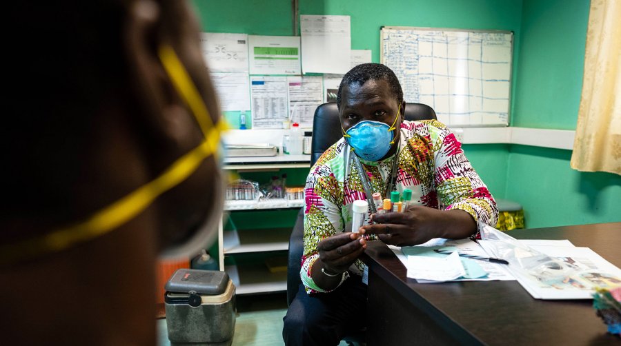 Doctor talking to patient in Fajara MRC Unit at LSHTM, The Gambia. Credit: Louis Leeson/LSHTM