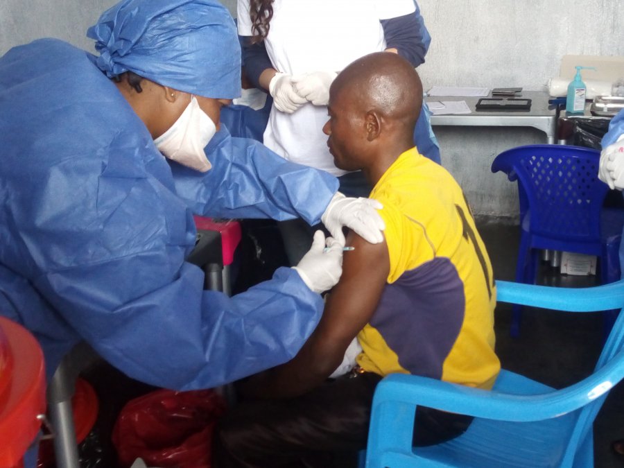 Caption: Nurse Muliirwa Mulire receives 1st J&J vaccine in DRC. Credit: Ndjadi Lopongo.