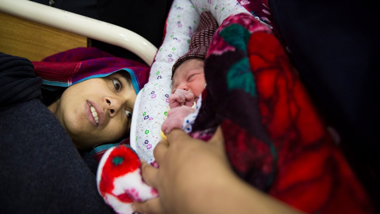Sobia meets her newborn baby at the high-risk postnatal ward after suffering from postpartum haemorrhaging during labour. Holy Family Hospital, Rawalpindi. Saiyna Bashir © Wellcome Trust