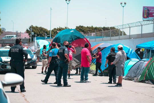 Groups of migrants and tents along the Mexican border. Photo by Barbara Zandoval on Unsplash