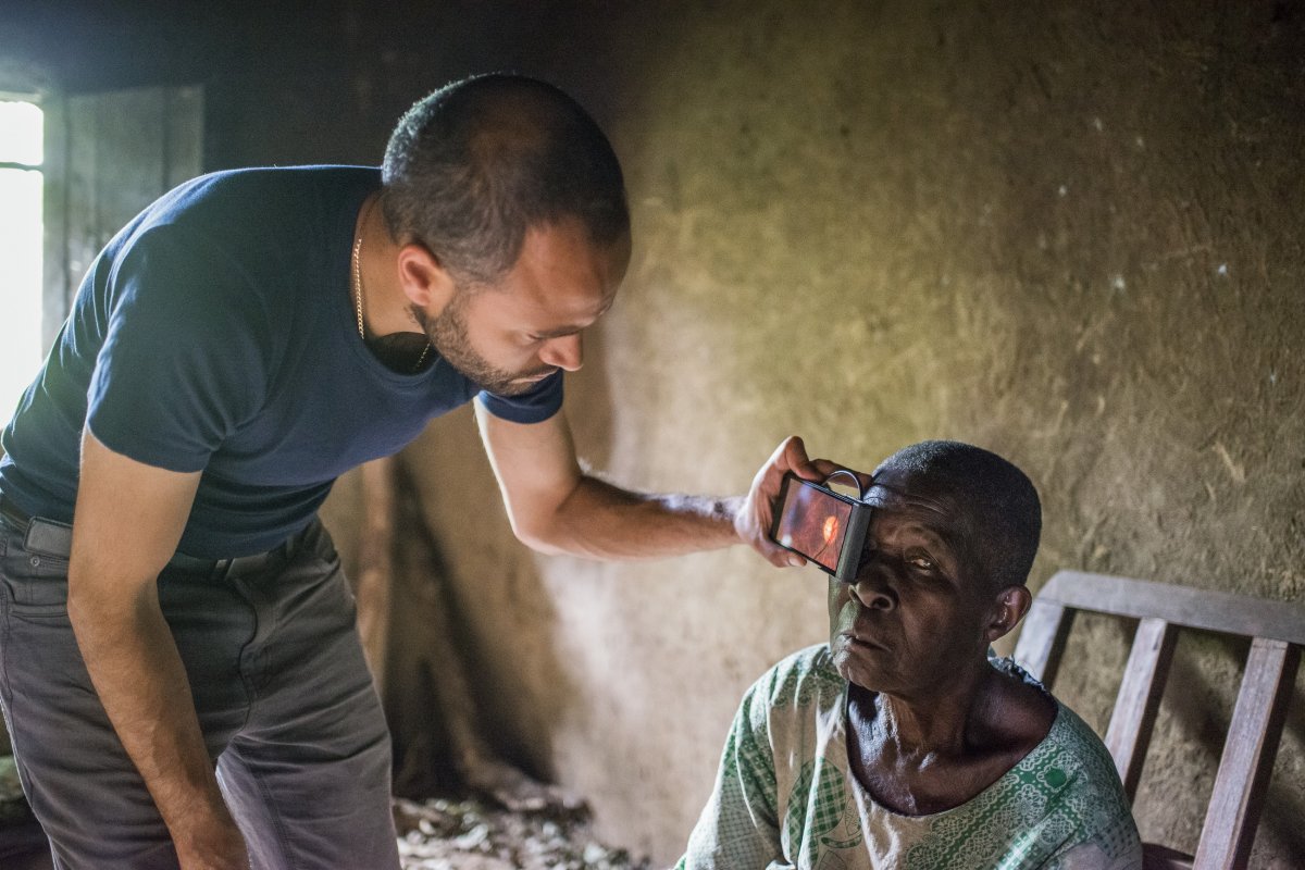 Dr Andrew Bastawrous uses the Peek device to examine a Kenyan woman. Credit: Rolex / Joan Bardeletti