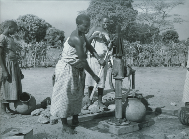 Villagers using a well in Nyasaland, Malawi. Used with permission of LSHTM Archives Service