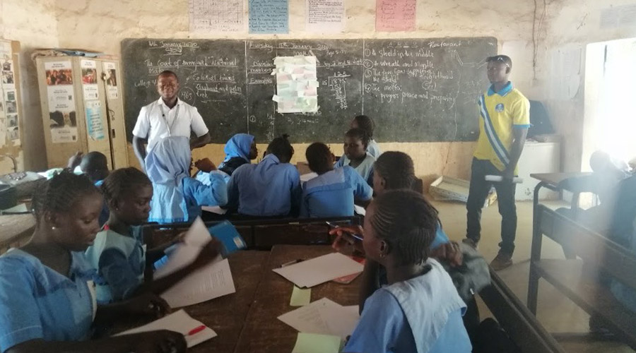 Dr Zakari Ali singing “The sustainable Diets Song” with students in Bakau Newton Lower Basic School, Gambia.
